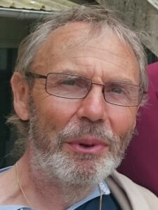 Père Damien Sauzeau, curé de la paroisse