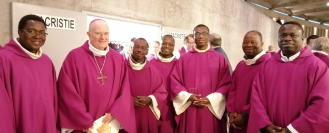 Mgr James et des pretres du diocese de Parakou