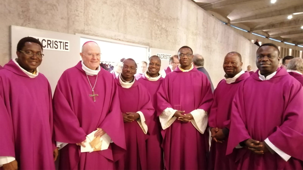 Mgr James et des pretres du diocese de Parakou