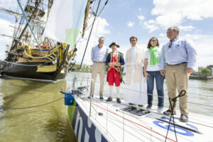 Sur le pont du Niji, en arrière plan l'Hermione