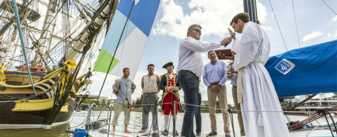 De gauche à droite : Gildas Morvan, Yann Cariou, Père Edouard Roblot et les représentants de Niji