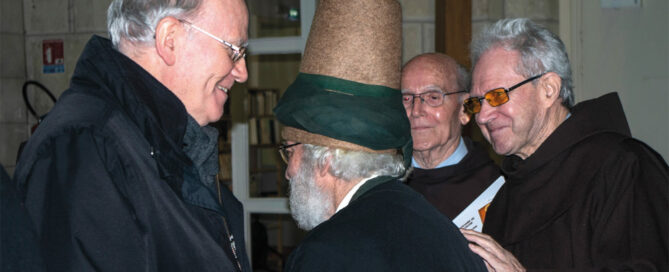 Mgr James (à gauche) et Frère Gwénolé (à droite) accueillent un frère Derwiche d’Istanbul