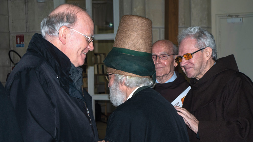 Mgr James (à gauche) et Frère Gwénolé (à droite) accueillent un frère Derwiche d’Istanbul