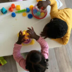 Enfants jouant à l'Abri