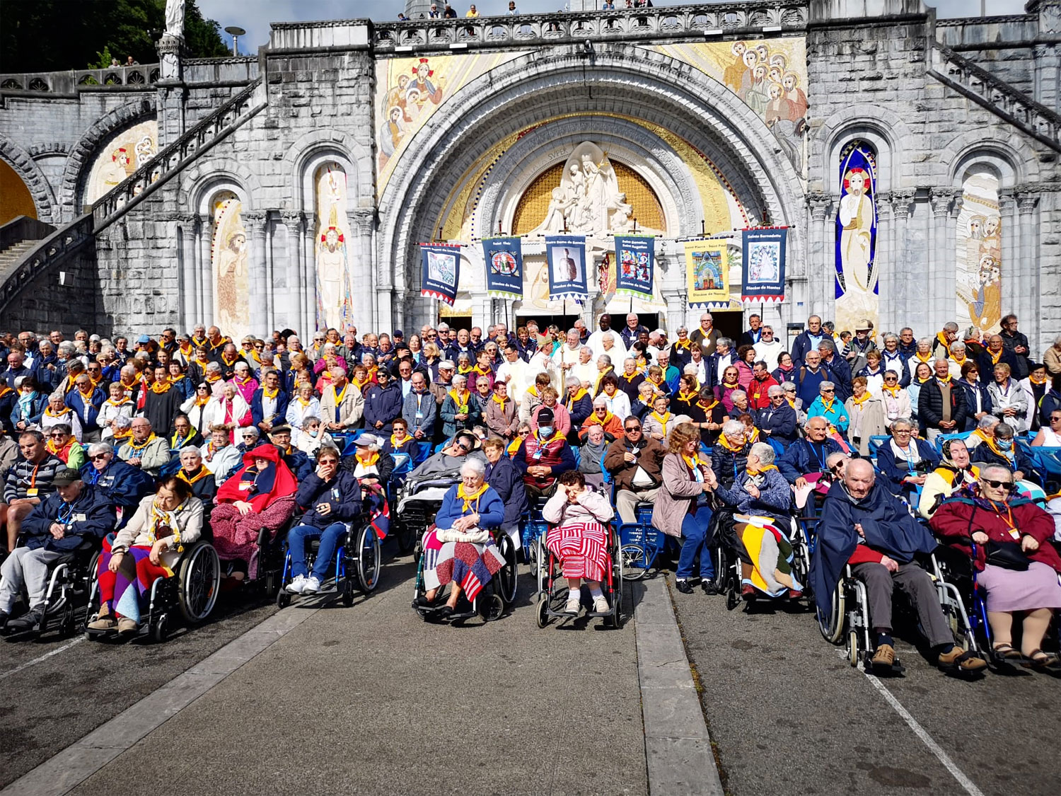 Pèlerins et malades devant basilique