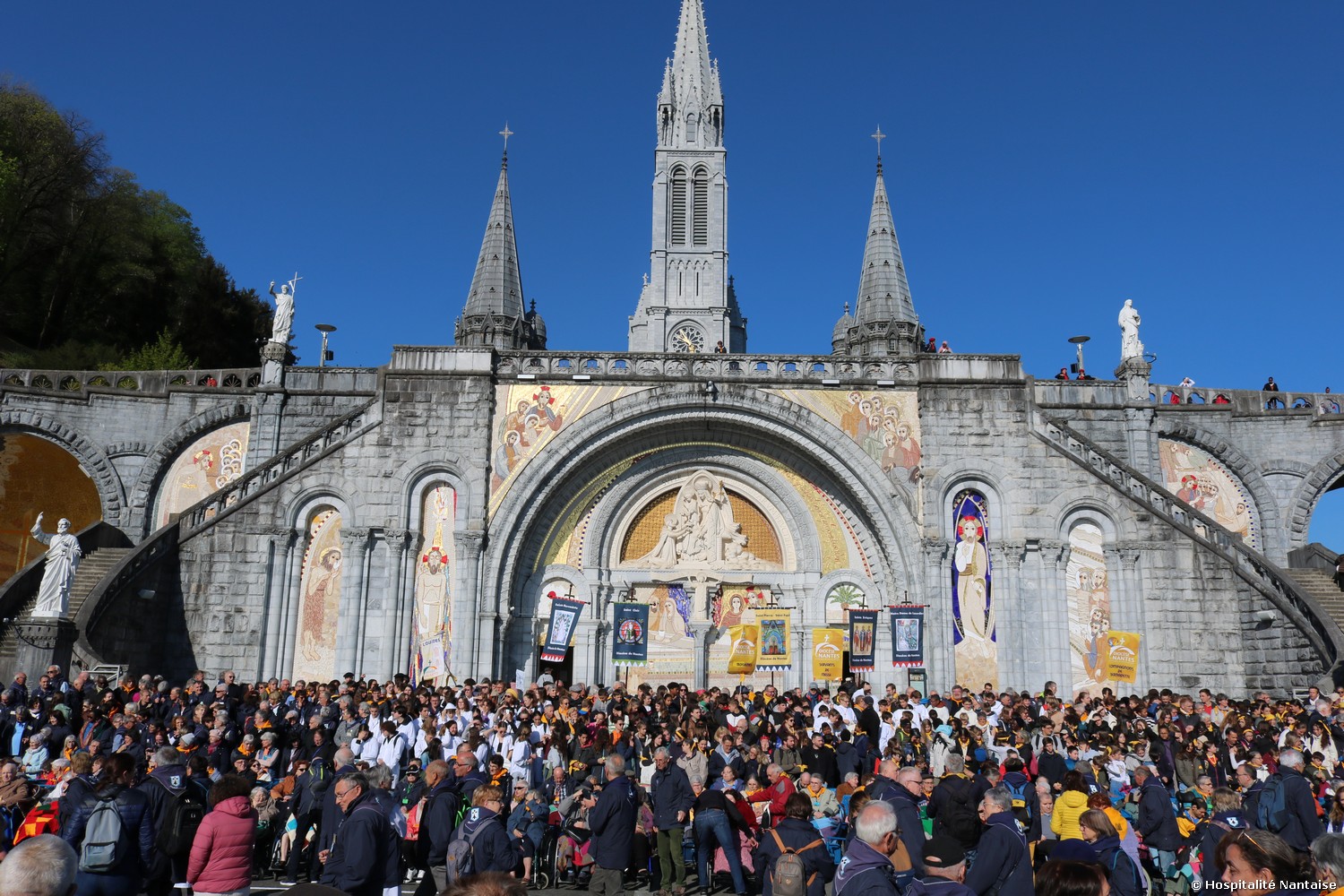 Pèlerins et malades devant basilique
