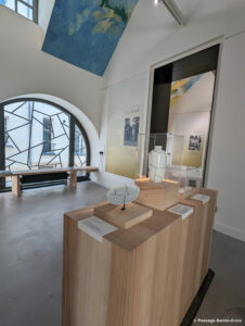 Vase Kintsugi et assiette de Myriam Greff